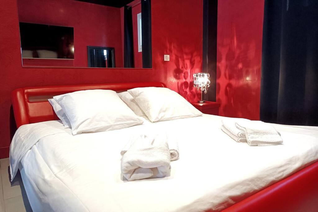 מוגויו Appartement Balneo Et Sauna Prives The Red Room מראה חיצוני תמונה