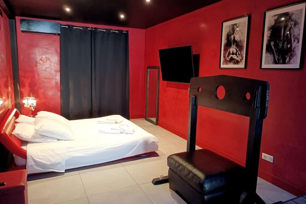 מוגויו Appartement Balneo Et Sauna Prives The Red Room מראה חיצוני תמונה