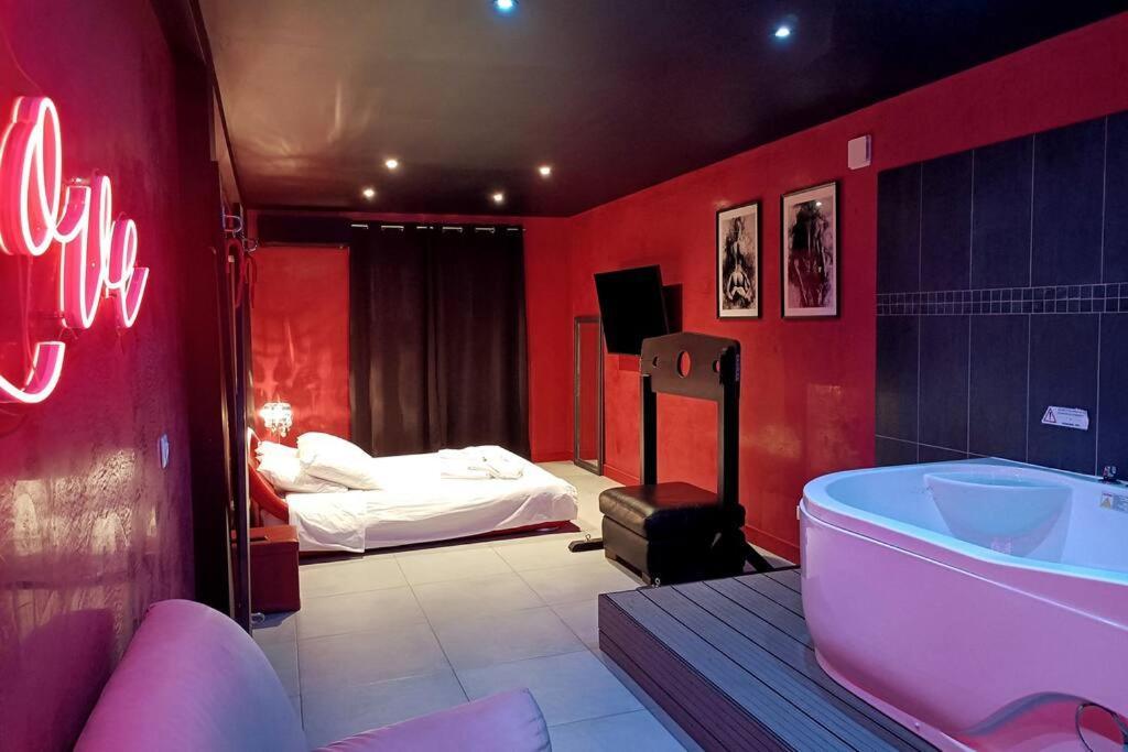 מוגויו Appartement Balneo Et Sauna Prives The Red Room מראה חיצוני תמונה