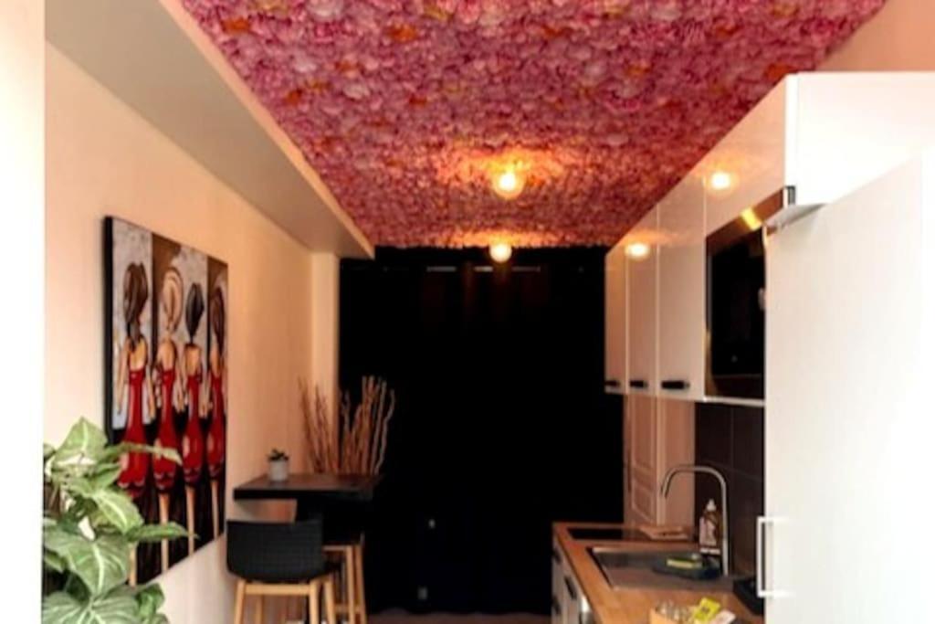 מוגויו Appartement Balneo Et Sauna Prives The Red Room מראה חיצוני תמונה