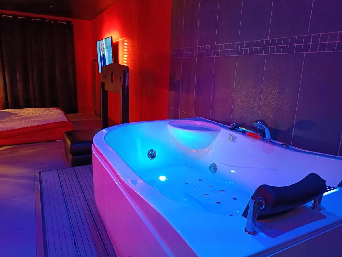 מוגויו Appartement Balneo Et Sauna Prives The Red Room מראה חיצוני תמונה